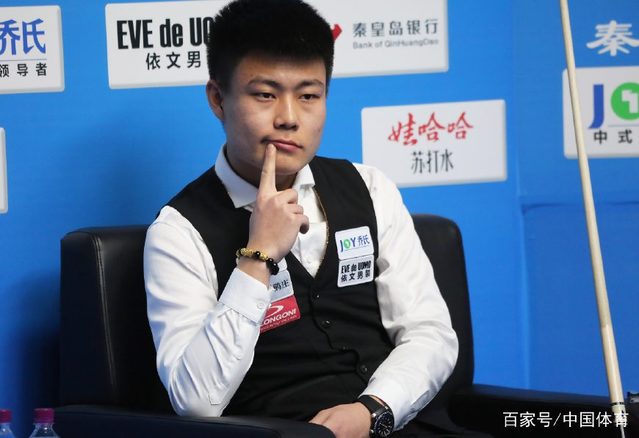 起许多奖杯 起许多奖杯